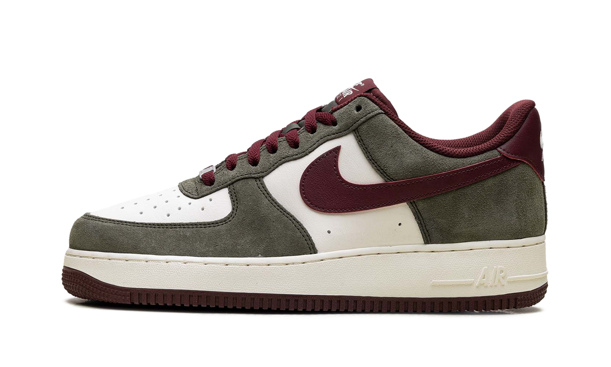 Overkicks - Nike Air Force 1 Low 07 LV8 Cargo Khaki Pale Ivory Dark Team Red (FQ8714-302) - vista lateral