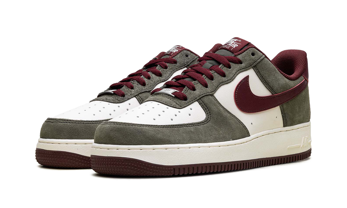 Overkicks - Nike Air Force 1 Low 07 LV8 Cargo Khaki Pale Ivory Dark Team Red (FQ8714-302) - vista trasera