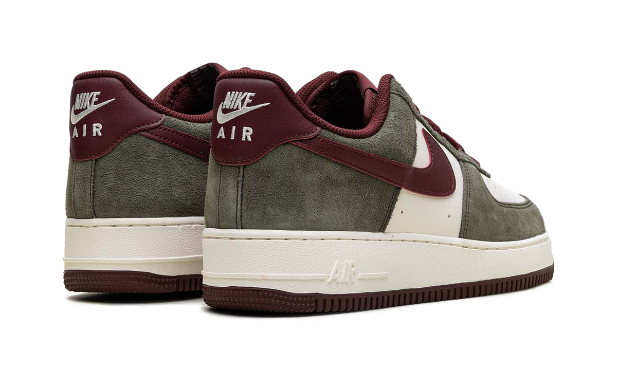 Overkicks - Nike Air Force 1 Low 07 LV8 Cargo Khaki Pale Ivory Dark Team Red (FQ8714-302) - par completo