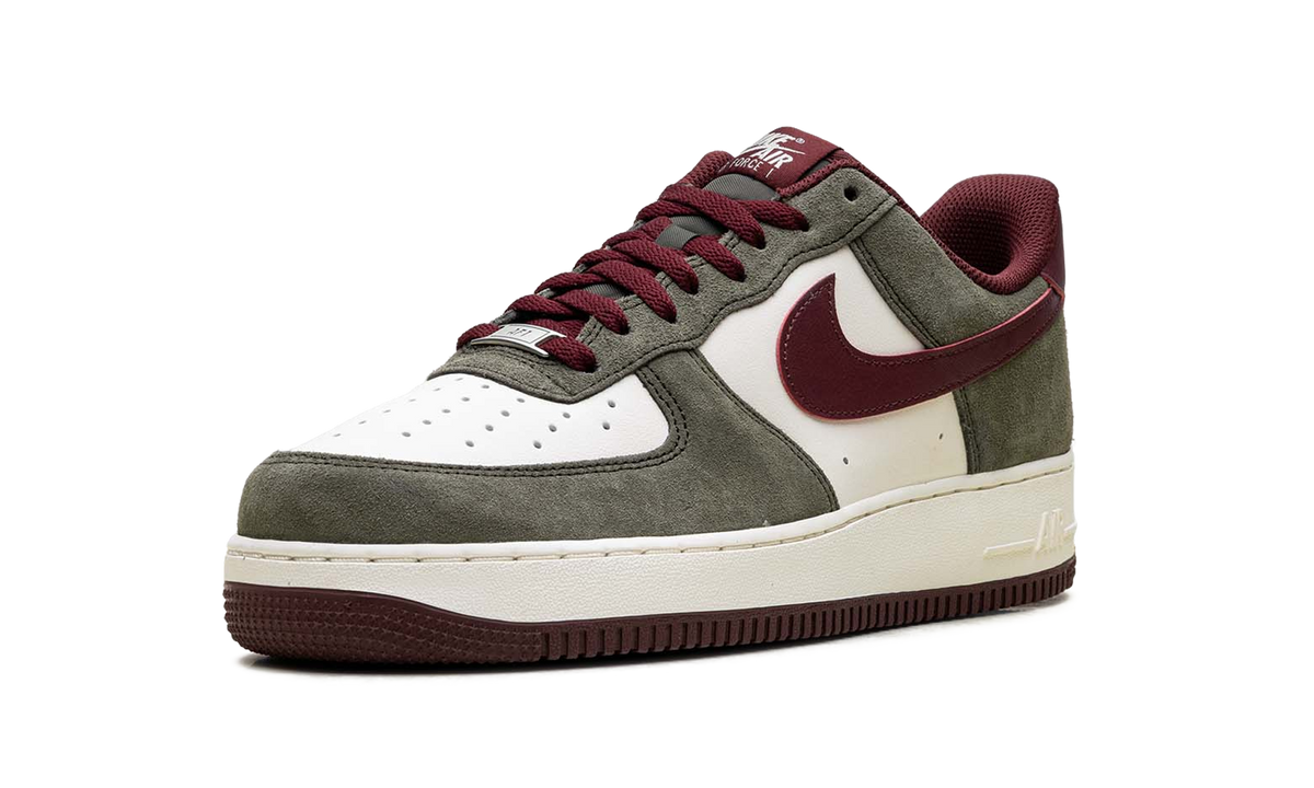 Overkicks - Nike Air Force 1 Low 07 LV8 Cargo Khaki Pale Ivory Dark Team Red (FQ8714-302) - detalle suela