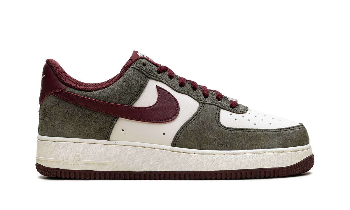 Overkicks - Nike Air Force 1 Low 07 LV8 Cargo Khaki Pale Ivory Dark Team Red (FQ8714-302) - detalle talón