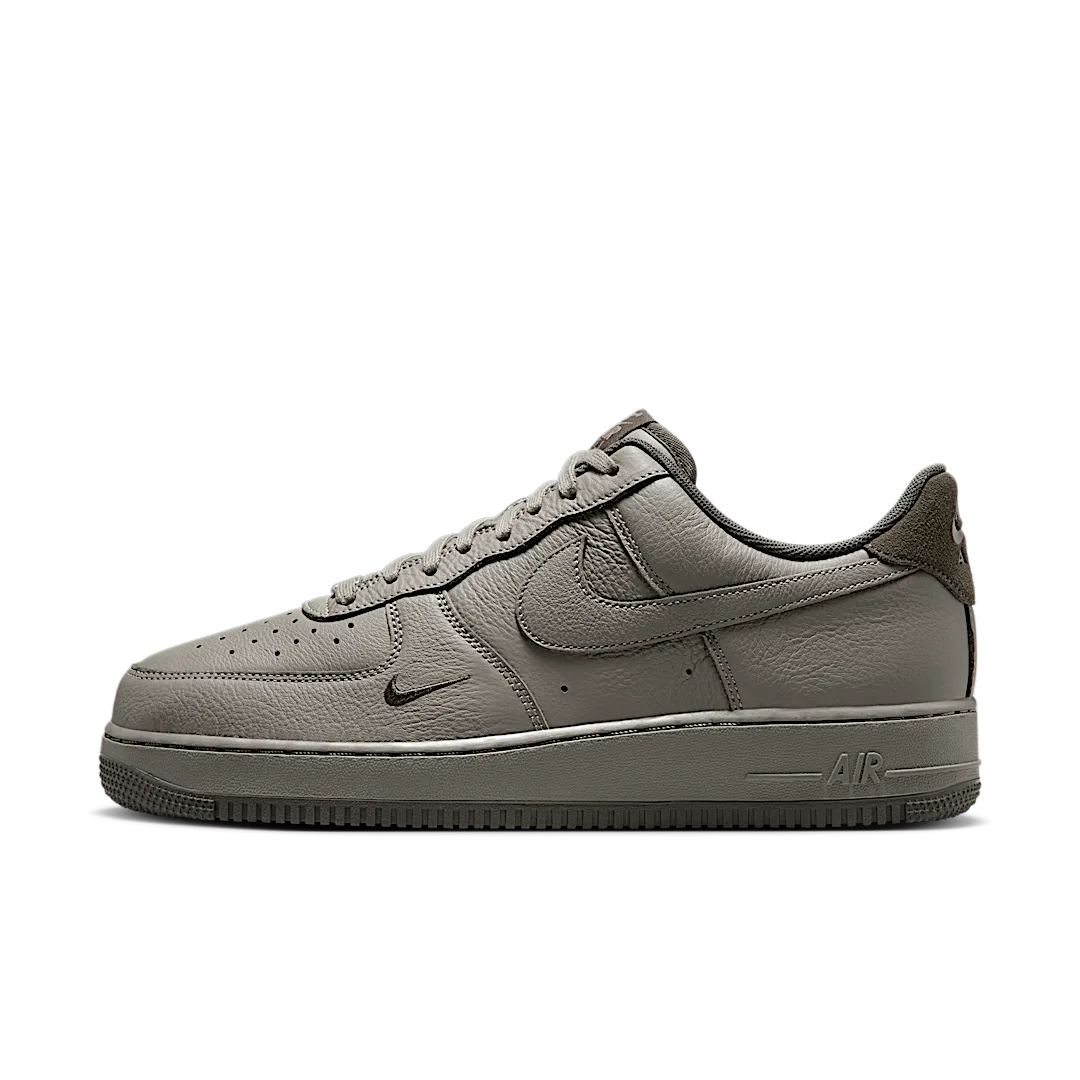 Overkicks - Nike Air Force 1 Low 07 LV8 Light Army Cargo Khaki (HM9483-300) - vista lateral