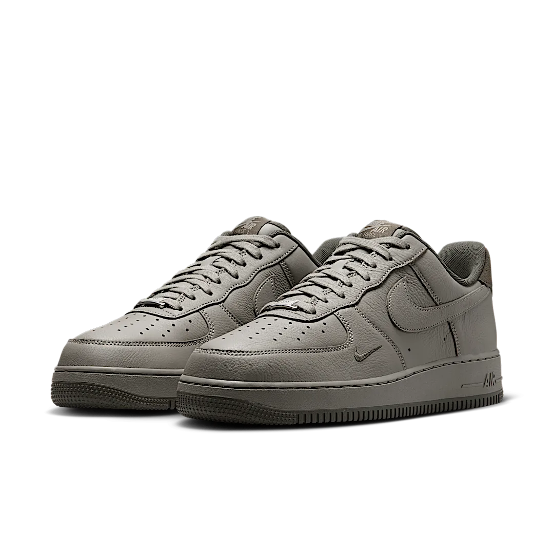 Overkicks - Nike Air Force 1 Low 07 LV8 Light Army Cargo Khaki (HM9483-300) - vista trasera
