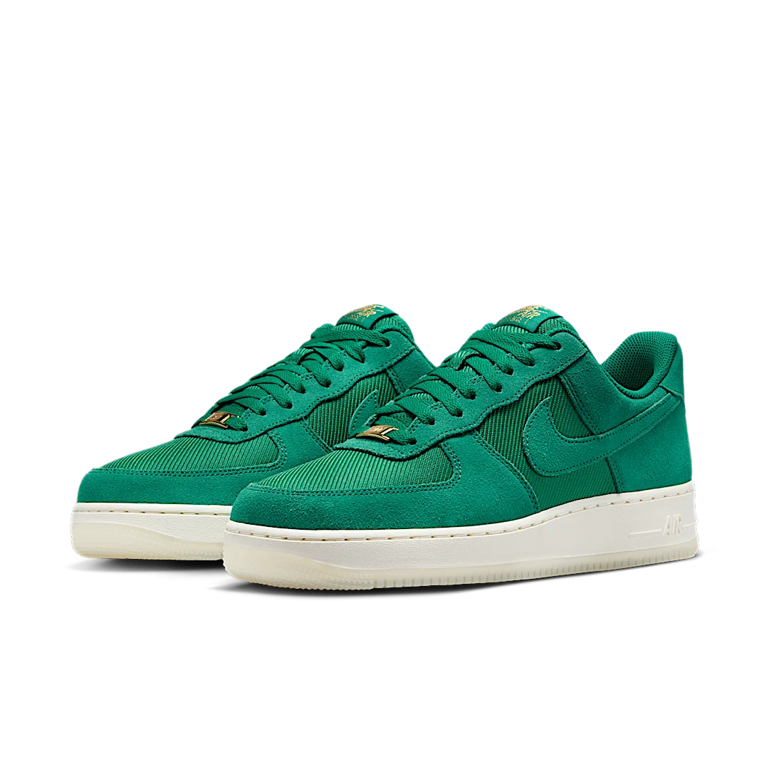 Overkicks - Nike Air Force 1 Low 07 LV8 Malachite Pale Ivory Metallic Gold (FZ5222-300) - vista trasera