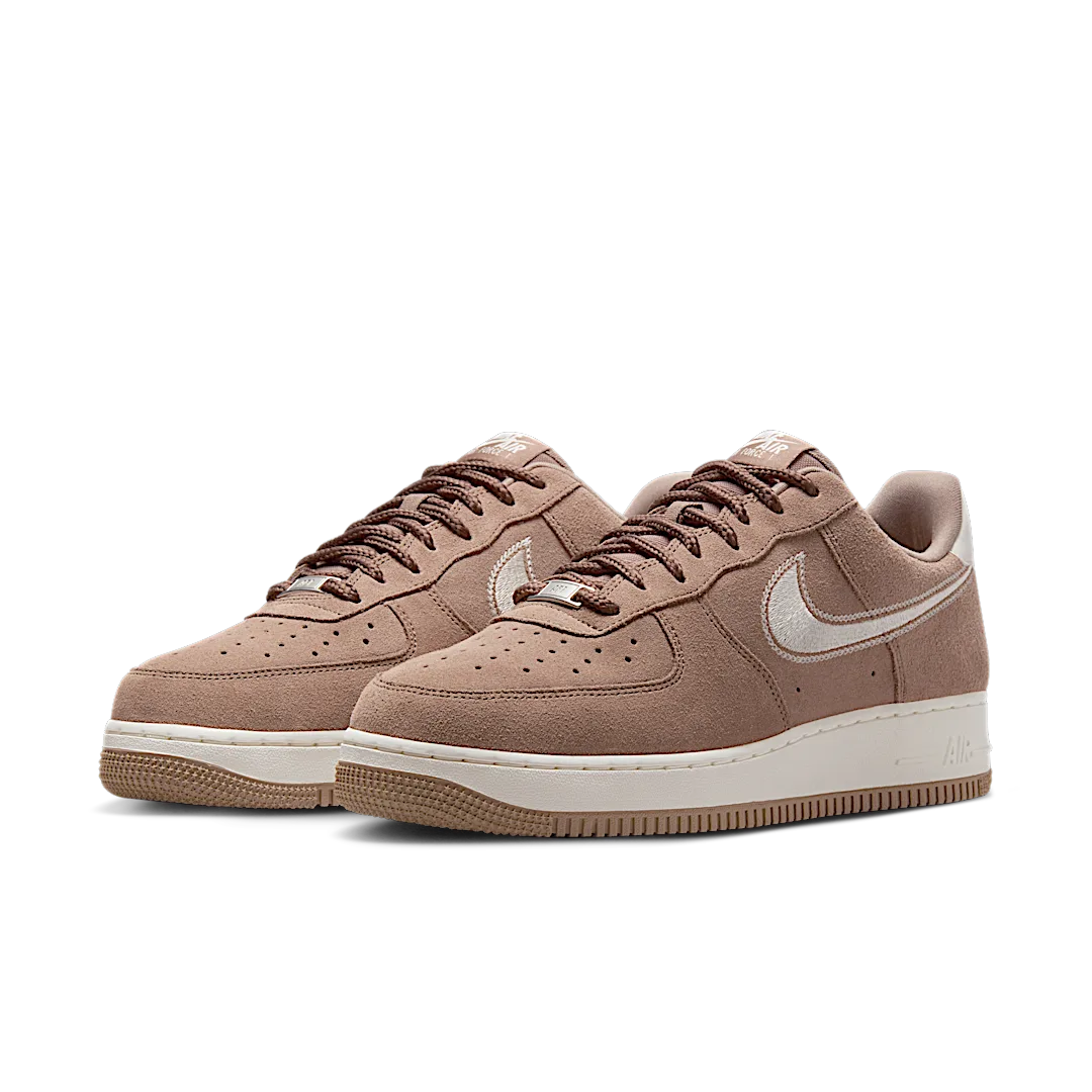 Overkicks - Nike Air Force 1 Low 07 LV8 Mink Brown Embroidered Swoosh (HJ4465-200) - vista trasera