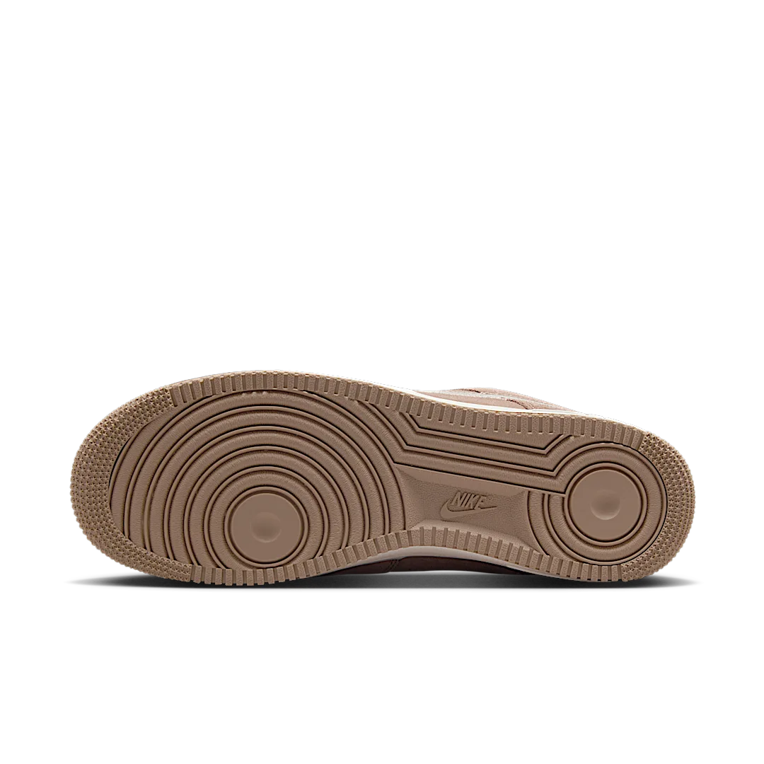 Overkicks - Nike Air Force 1 Low 07 LV8 Mink Brown Embroidered Swoosh (HJ4465-200) - detalle suela