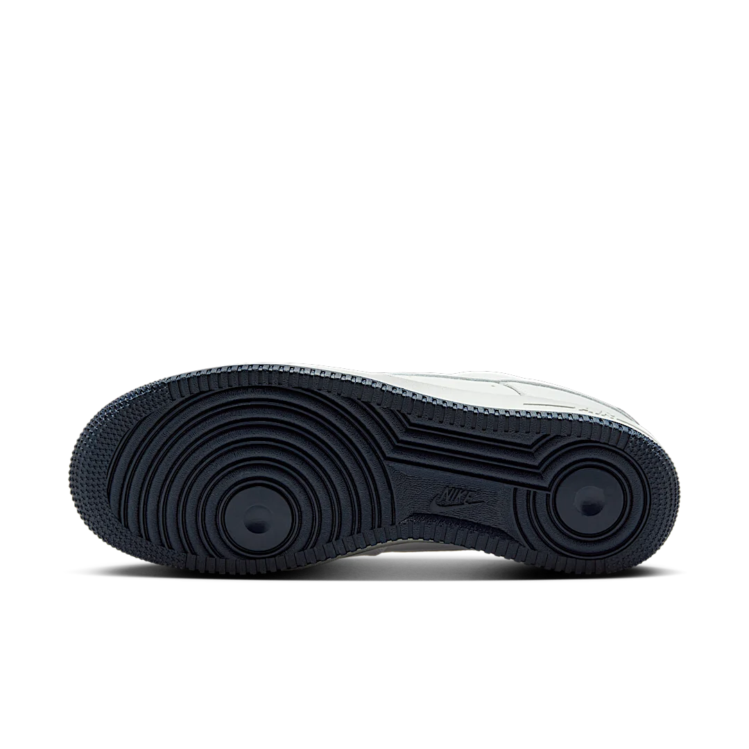 Overkicks - Nike Air Force 1 Low 07 LV8 Photon Dust Obsidian (HM9483-001) - detalle suela