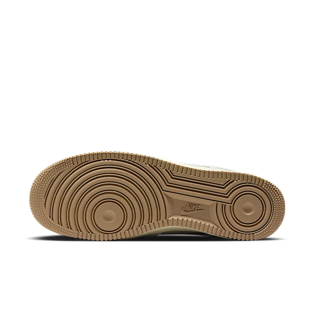 Overkicks - Nike Air Force 1 Low 07 LV8 Summit White Khaki (FZ5225-100) - detalle suela