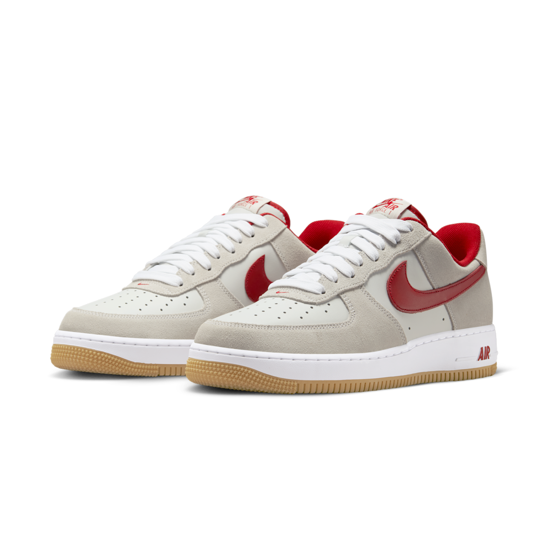 Overkicks - Nike Air Force 1 Low 07 LV8 Summit White Varsity Red Gum (IB6388-101) - vista trasera