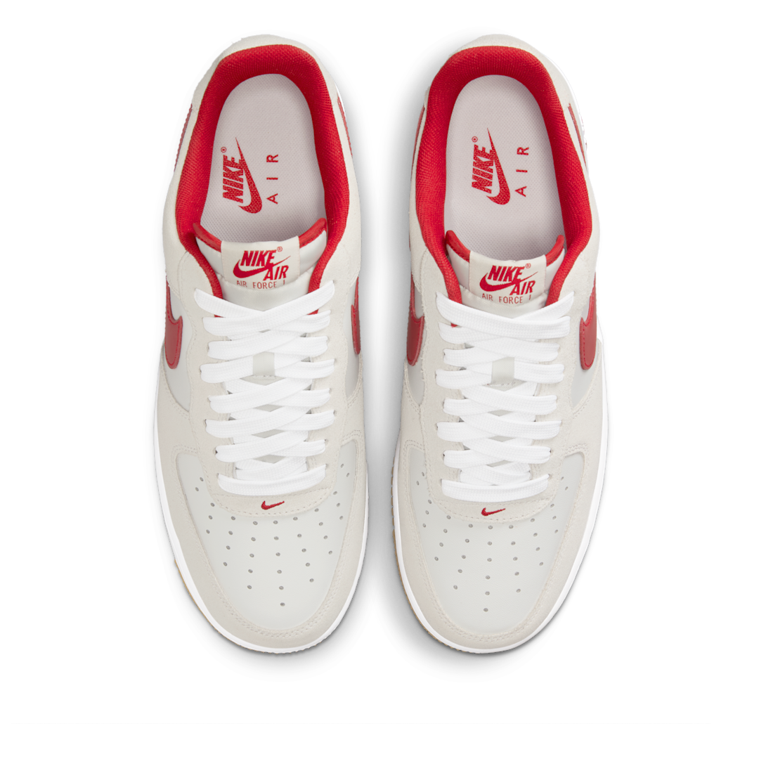 Overkicks - Nike Air Force 1 Low 07 LV8 Summit White Varsity Red Gum (IB6388-101) - par completo