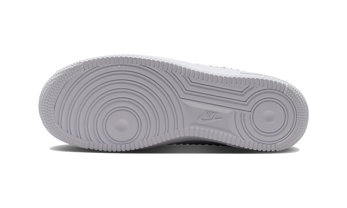 Overkicks - Nike Air Force 1 Low 07 LV8 Triple White Metallic Silver (IW1234-100) - par completo