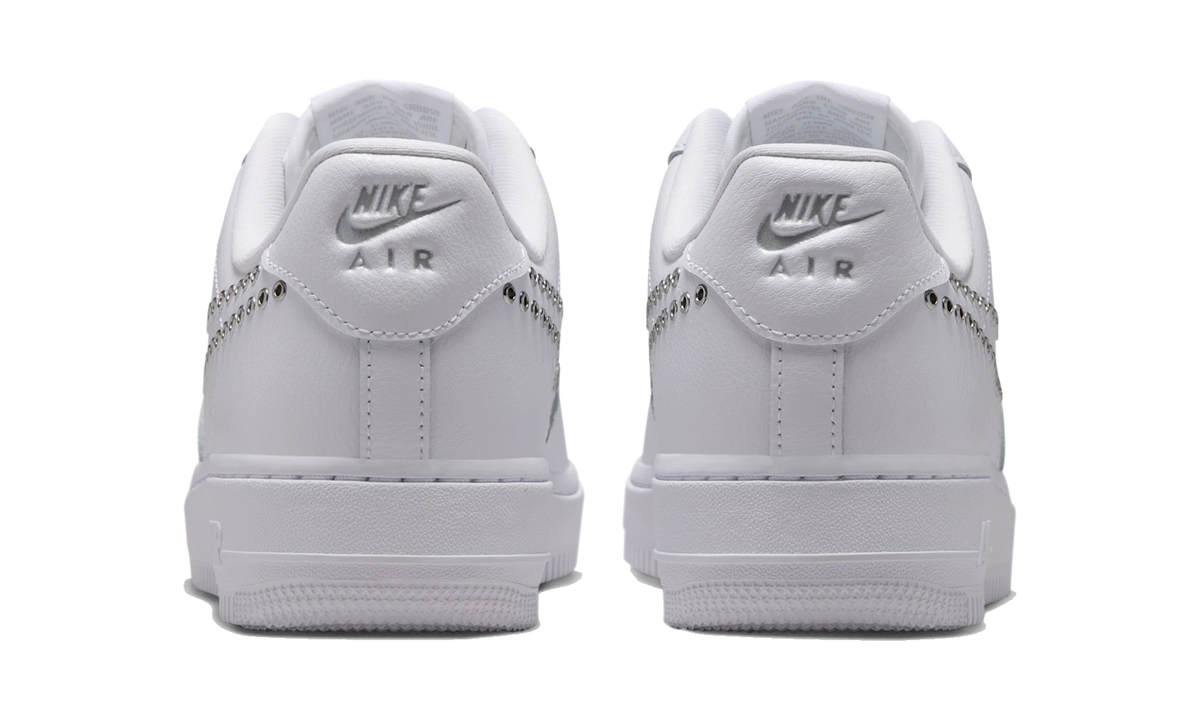 Overkicks - Nike Air Force 1 Low 07 LV8 Triple White Metallic Silver (IW1234-100) - detalle talón