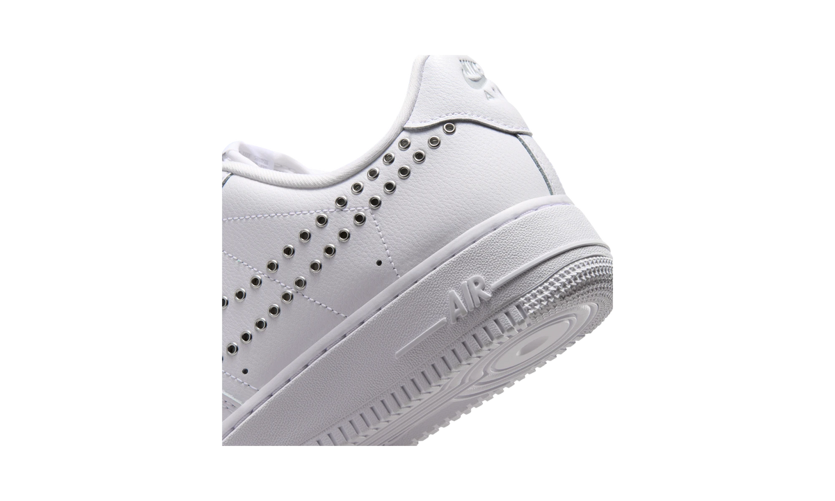 Overkicks - Nike Air Force 1 Low 07 LV8 Triple White Metallic Silver (IW1234-100) - detalle