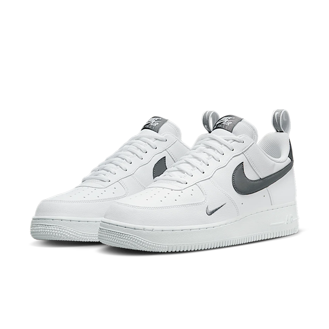 Overkicks - Nike Air Force 1 Low 07 LV8 White Metallic Dark Grey (DX8967-100) - vista trasera