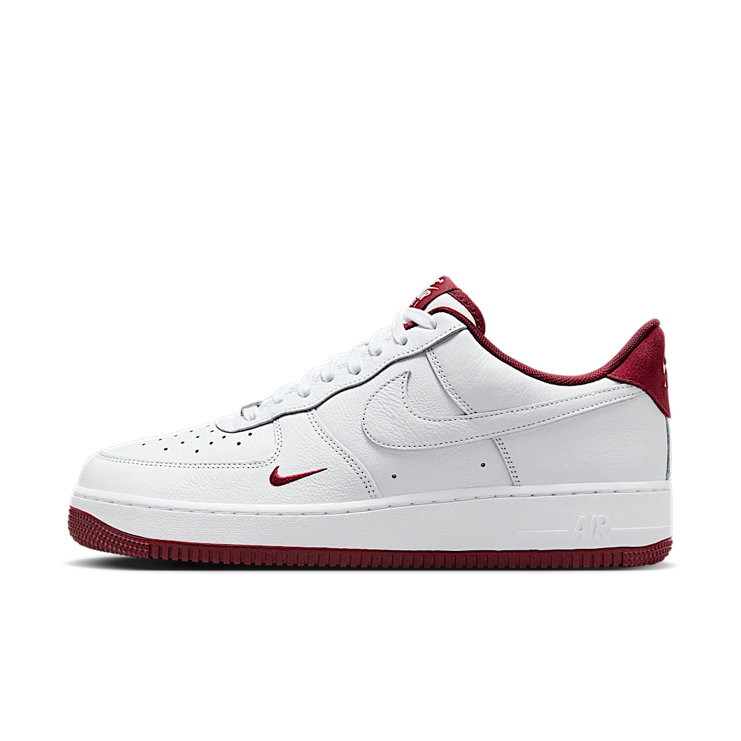 Overkicks - Nike Air Force 1 Low 07 LV8 White Team Red (HM9483-100) - vista lateral