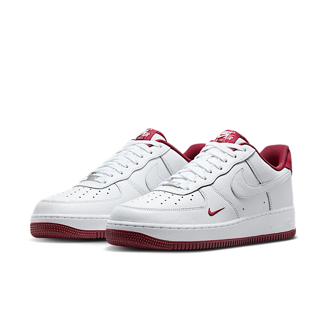 Overkicks - Nike Air Force 1 Low 07 LV8 White Team Red (HM9483-100) - vista trasera