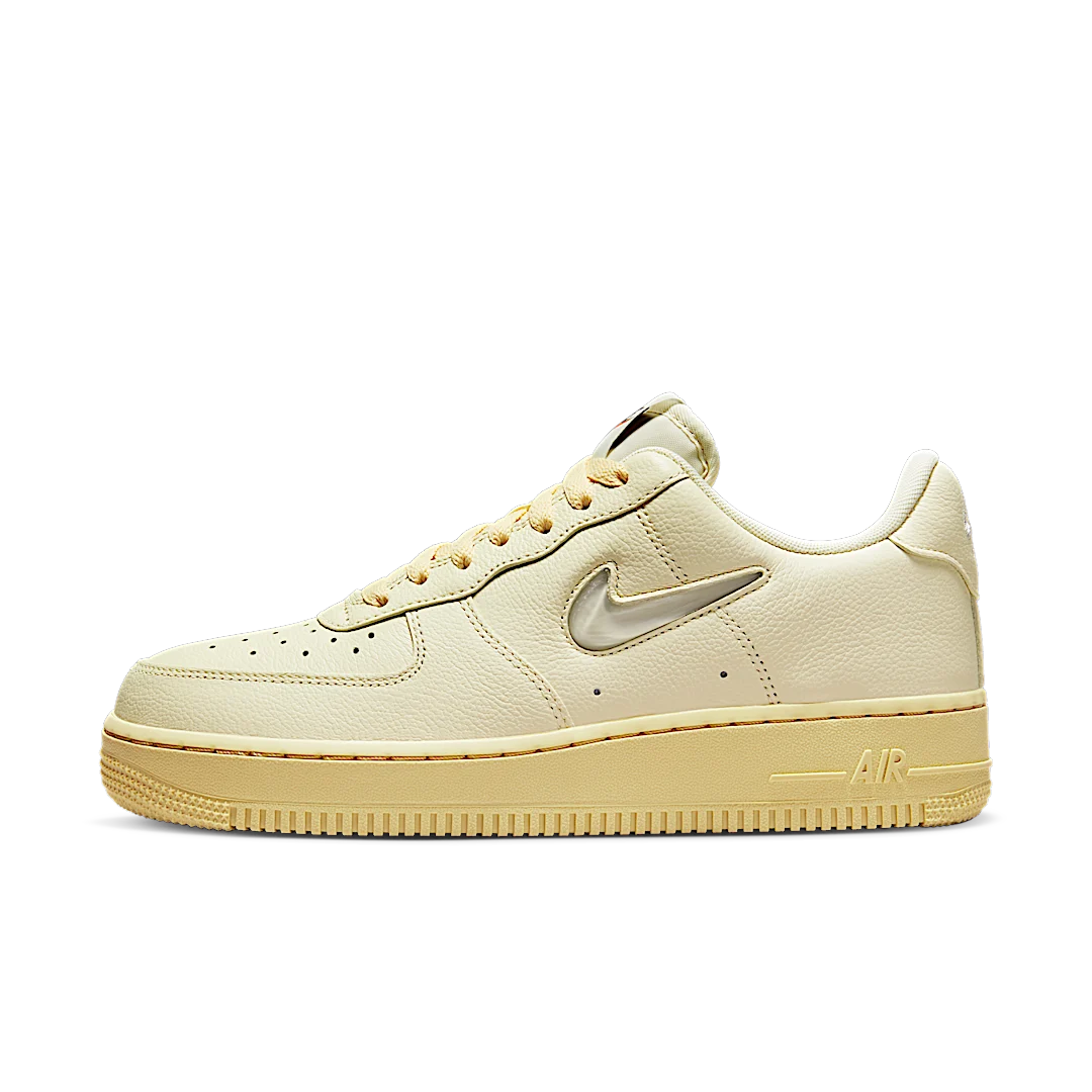 Overkicks - Nike Air Force 1 Low 07 LX Coconut Milk Lemon Wash (DO9456-100) - vista lateral
