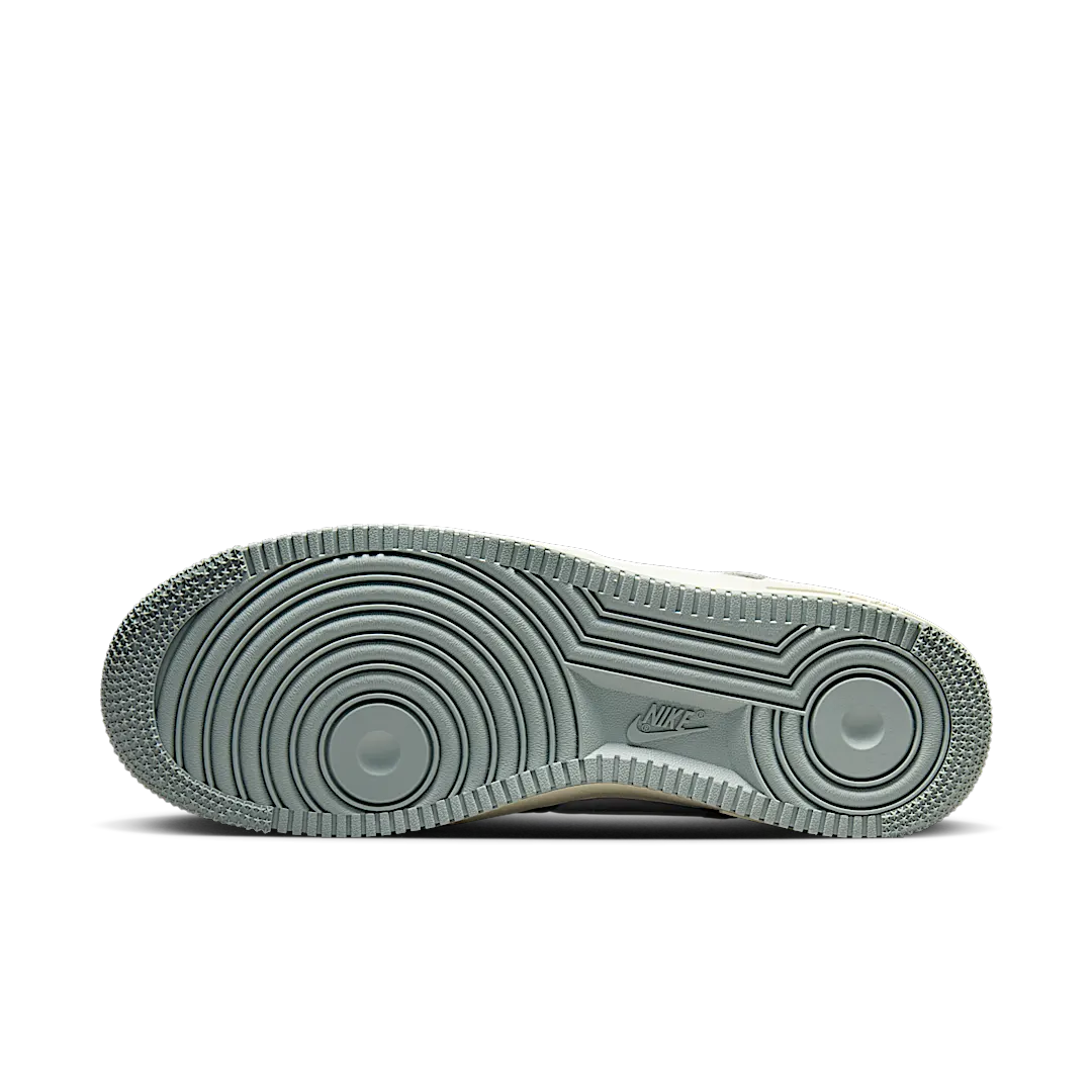 Overkicks - Nike Air Force 1 Low 07 LX Mica Green Coconut Milk (DV7186-300) - detalle suela