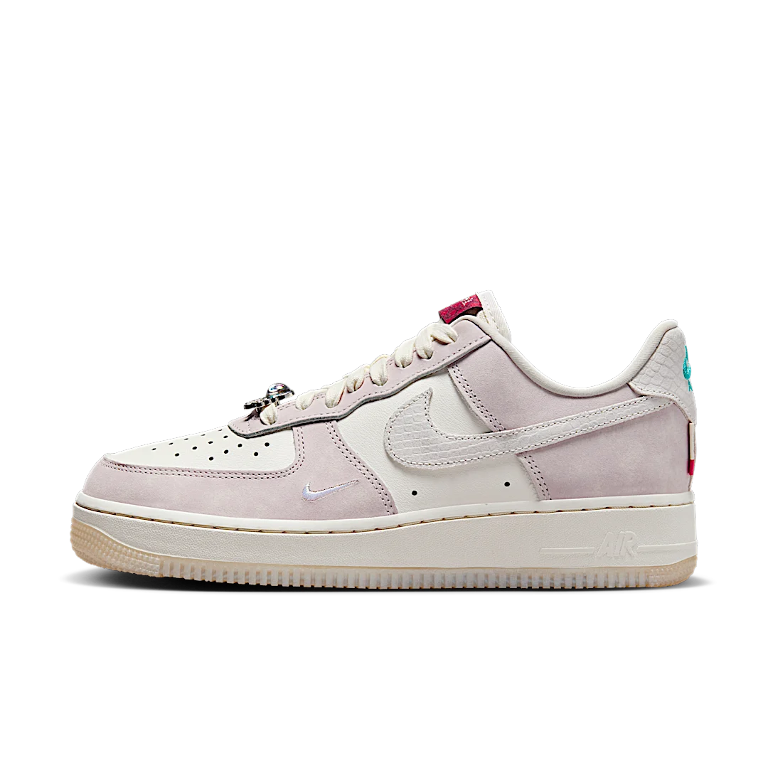 Overkicks - Nike Air Force 1 Low 07 LX Year of the Dragon (2024) (FZ5066-111) - vista lateral