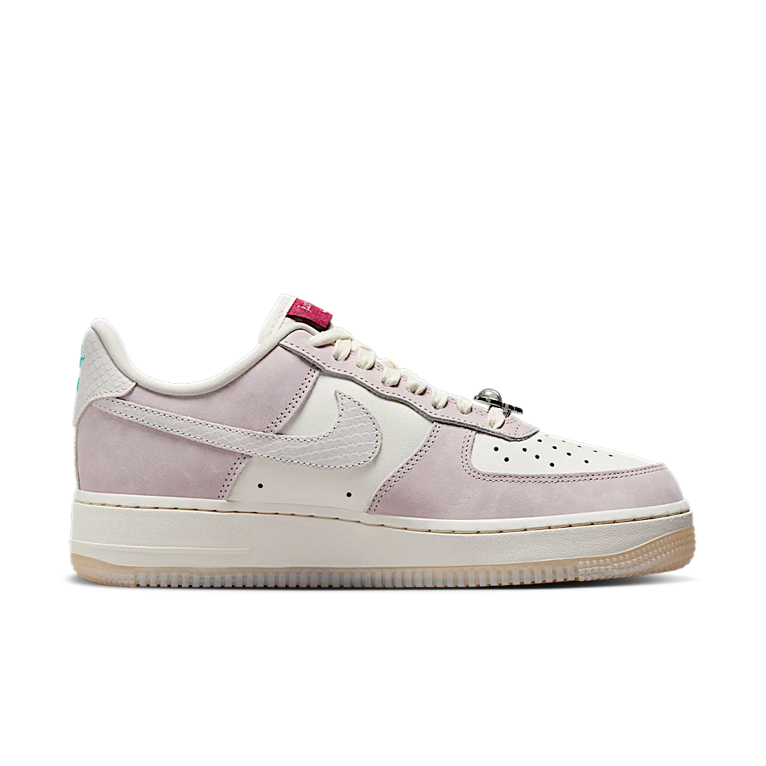 Overkicks - Nike Air Force 1 Low 07 LX Year of the Dragon (2024) (FZ5066-111) - par completo