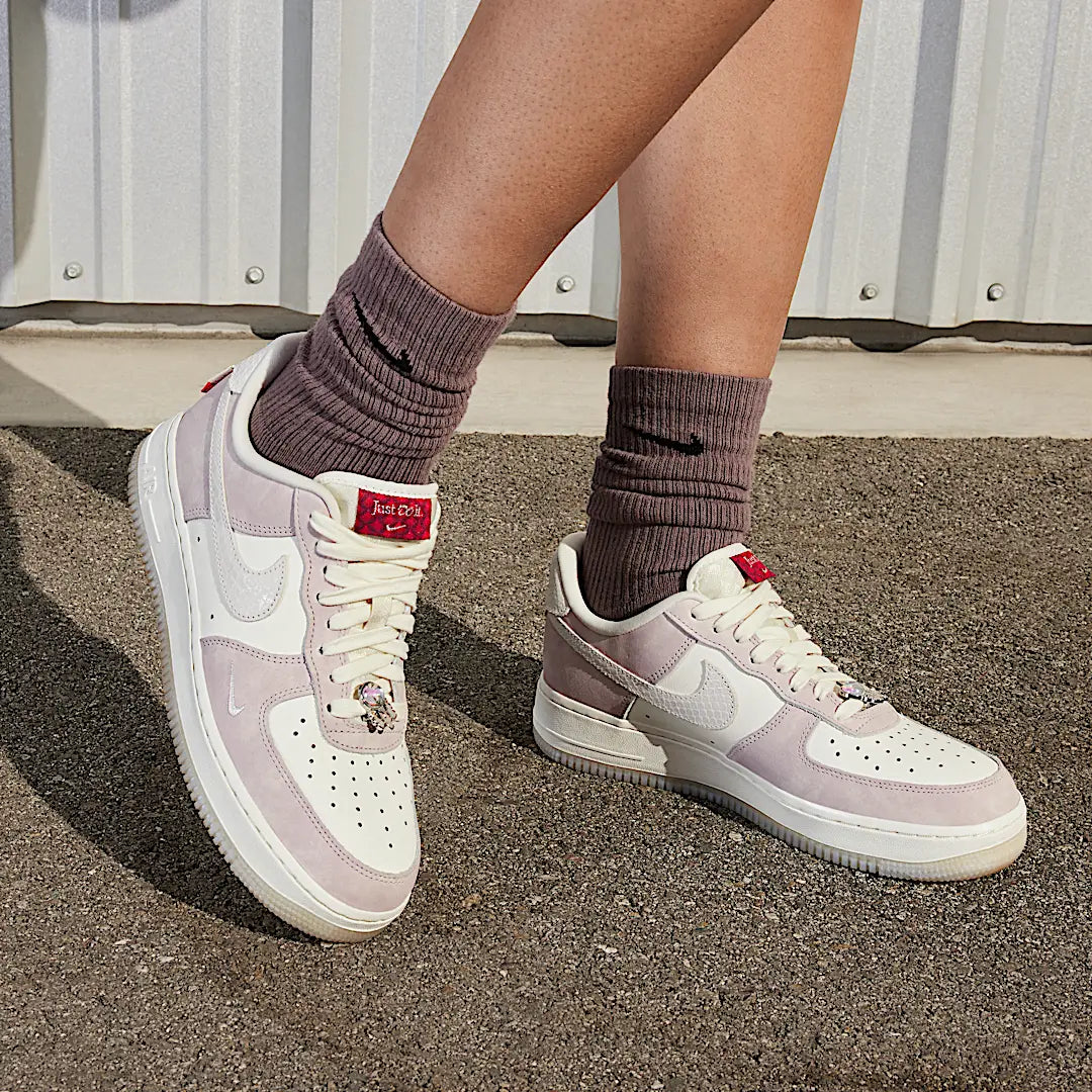 Overkicks - Nike Air Force 1 Low 07 LX Year of the Dragon (2024) (FZ5066-111) - detalle suela