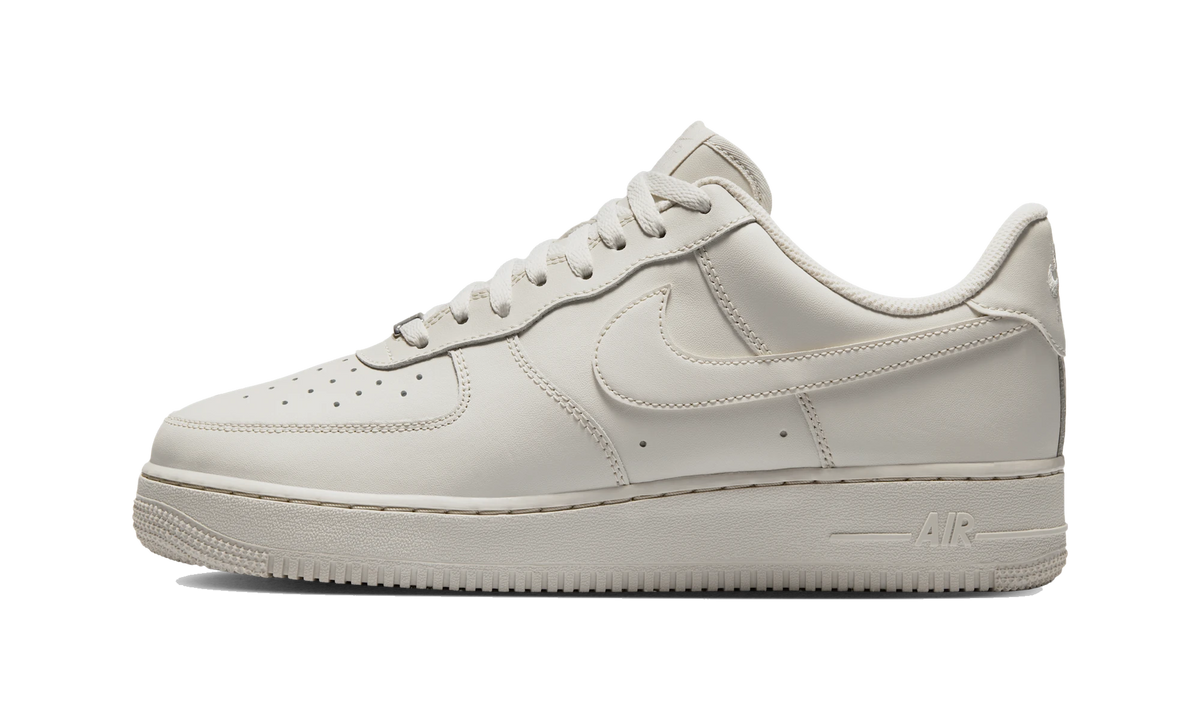 Overkicks - Nike Air Force 1 Low 07 Light Bone (IH1698-003) - vista lateral