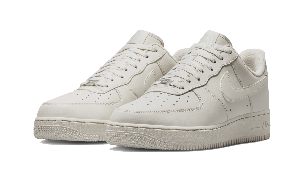 Overkicks - Nike Air Force 1 Low 07 Light Bone (IH1698-003) - vista trasera