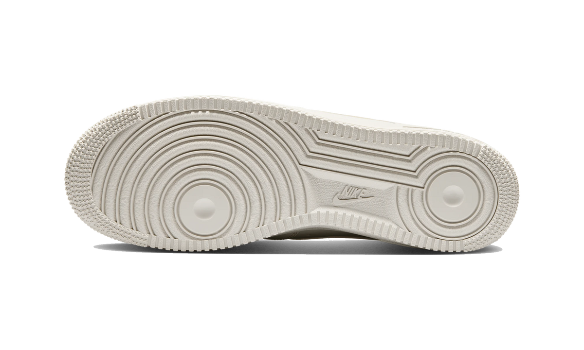 Overkicks - Nike Air Force 1 Low 07 Light Bone (IH1698-003) - par completo