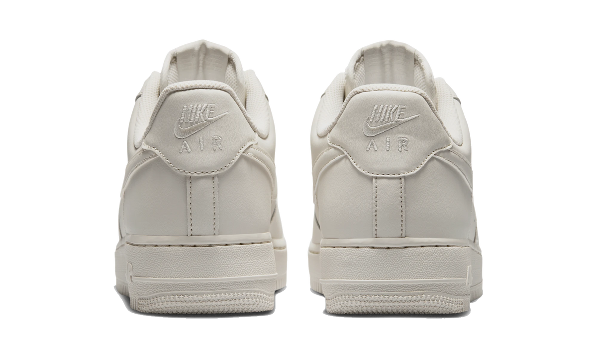 Overkicks - Nike Air Force 1 Low 07 Light Bone (IH1698-003) - detalle talón