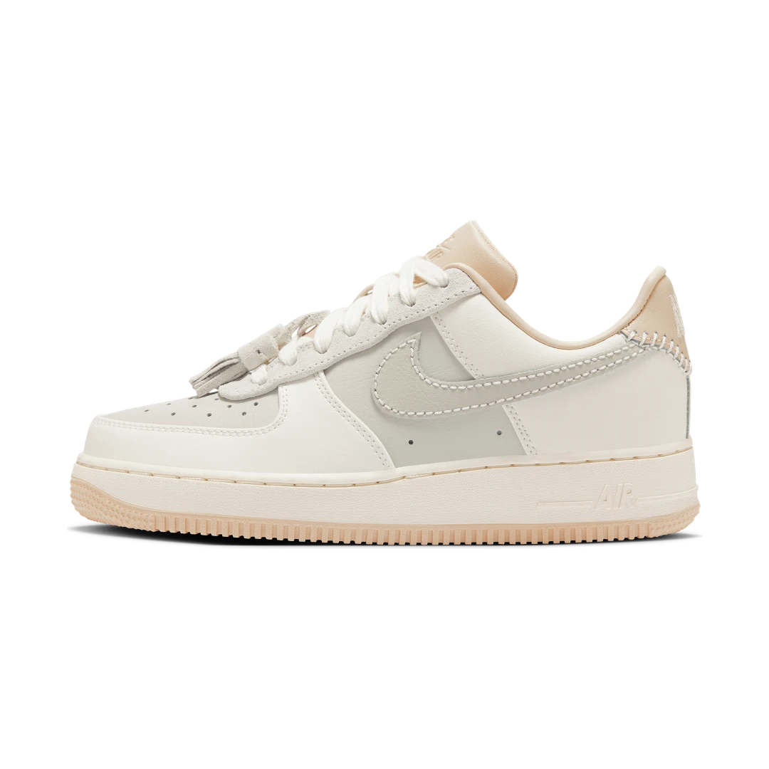 Overkicks - Nike Air Force 1 Low 07 Light Bone Suede Tassels (HV1813-001) - vista lateral