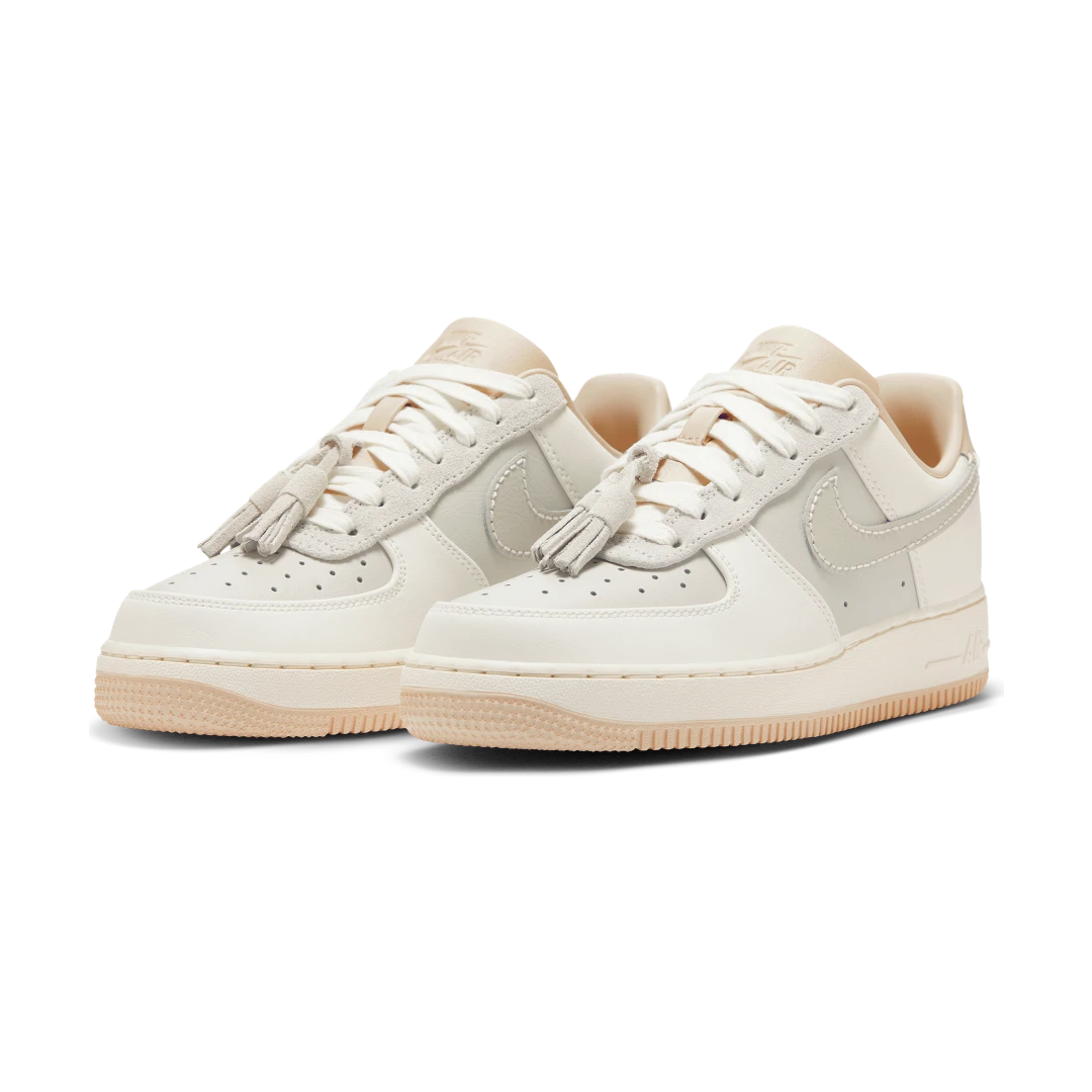 Overkicks - Nike Air Force 1 Low 07 Light Bone Suede Tassels (HV1813-001) - vista trasera