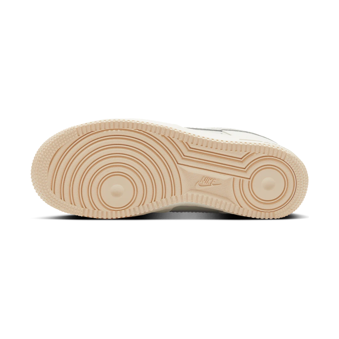 Overkicks - Nike Air Force 1 Low 07 Light Bone Suede Tassels (HV1813-001) - detalle suela