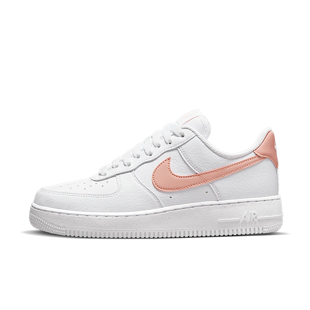 Overkicks - Nike Air Force 1 Low 07 Next Nature Fossil Rose (DN1430-106) - vista lateral