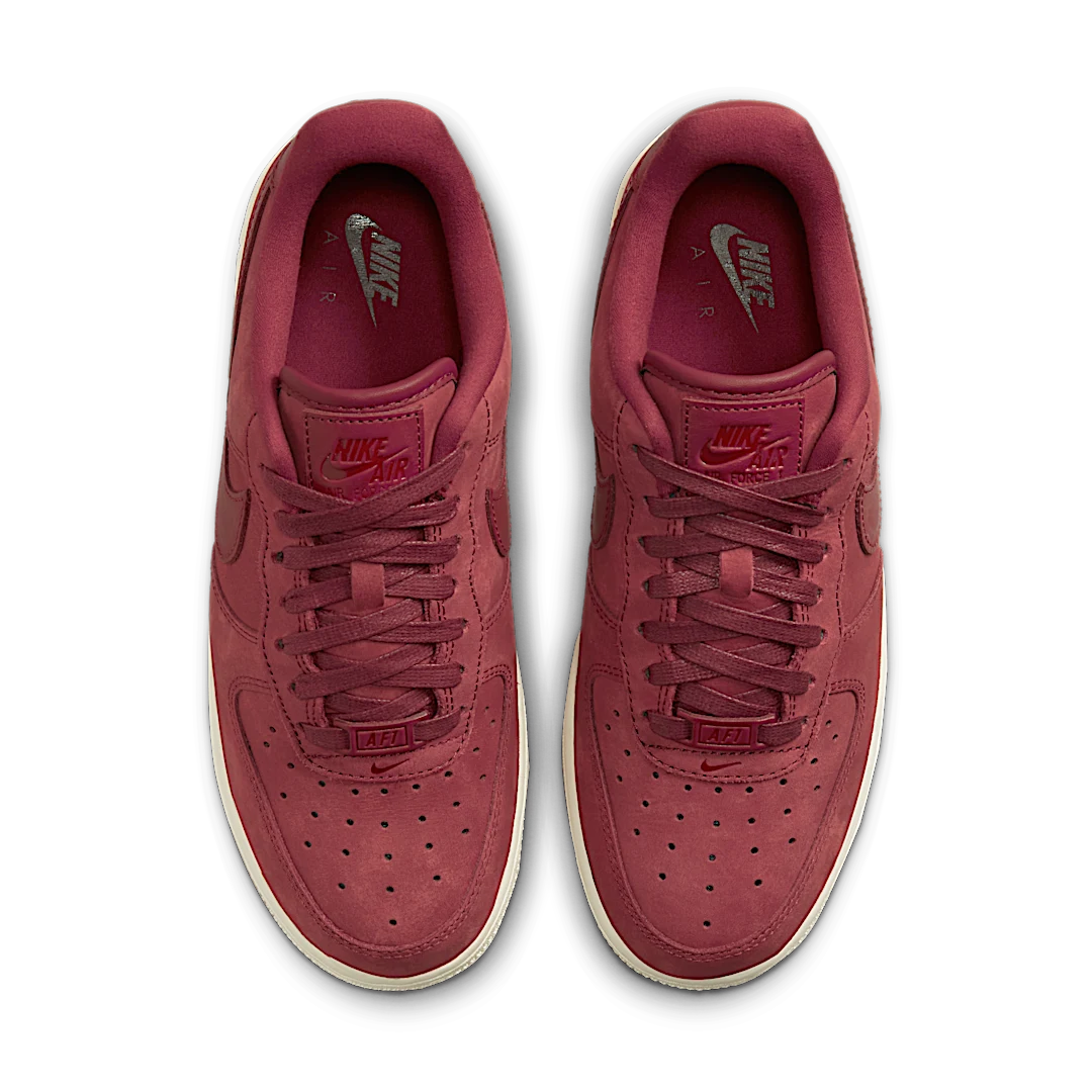 Overkicks - Nike Air Force 1 Low 07 PRM Team Red Sail (DR9503-600) - par completo