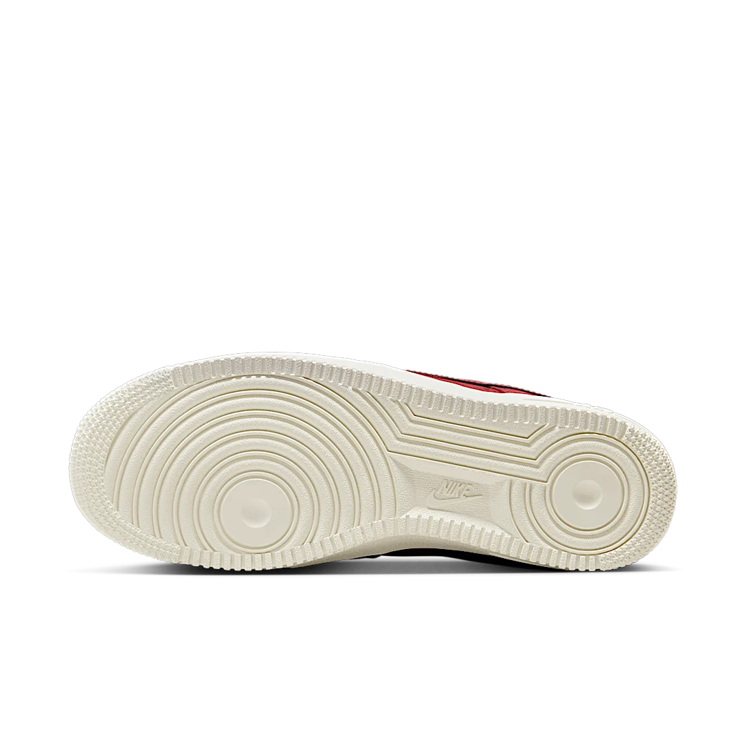 Overkicks - Nike Air Force 1 Low 07 PRM Team Red Sail (DR9503-600) - detalle suela