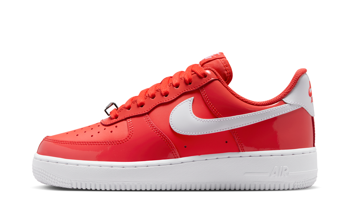 Overkicks - Nike Air Force 1 Low 07 Patent Light Crimson White (IR5450-600) - vista lateral