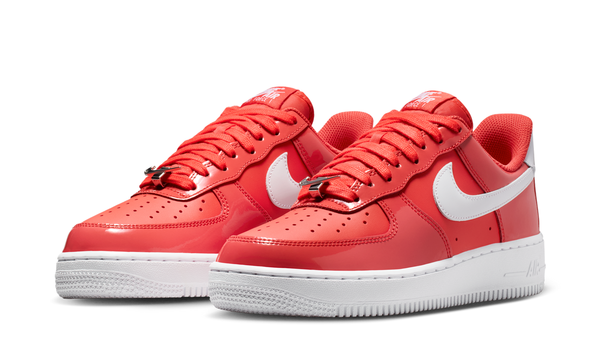 Overkicks - Nike Air Force 1 Low 07 Patent Light Crimson White (IR5450-600) - vista trasera