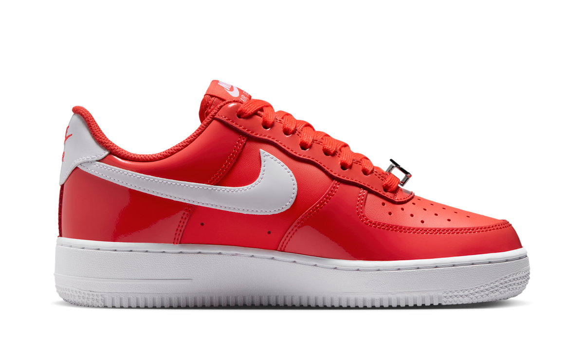 Overkicks - Nike Air Force 1 Low 07 Patent Light Crimson White (IR5450-600) - detalle suela