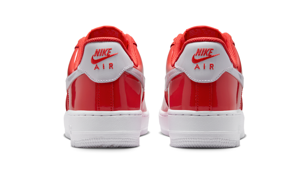 Overkicks - Nike Air Force 1 Low 07 Patent Light Crimson White (IR5450-600) - detalle talón