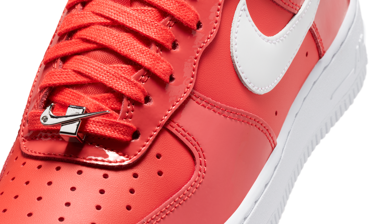 Overkicks - Nike Air Force 1 Low 07 Patent Light Crimson White (IR5450-600) - detalle lateral interior