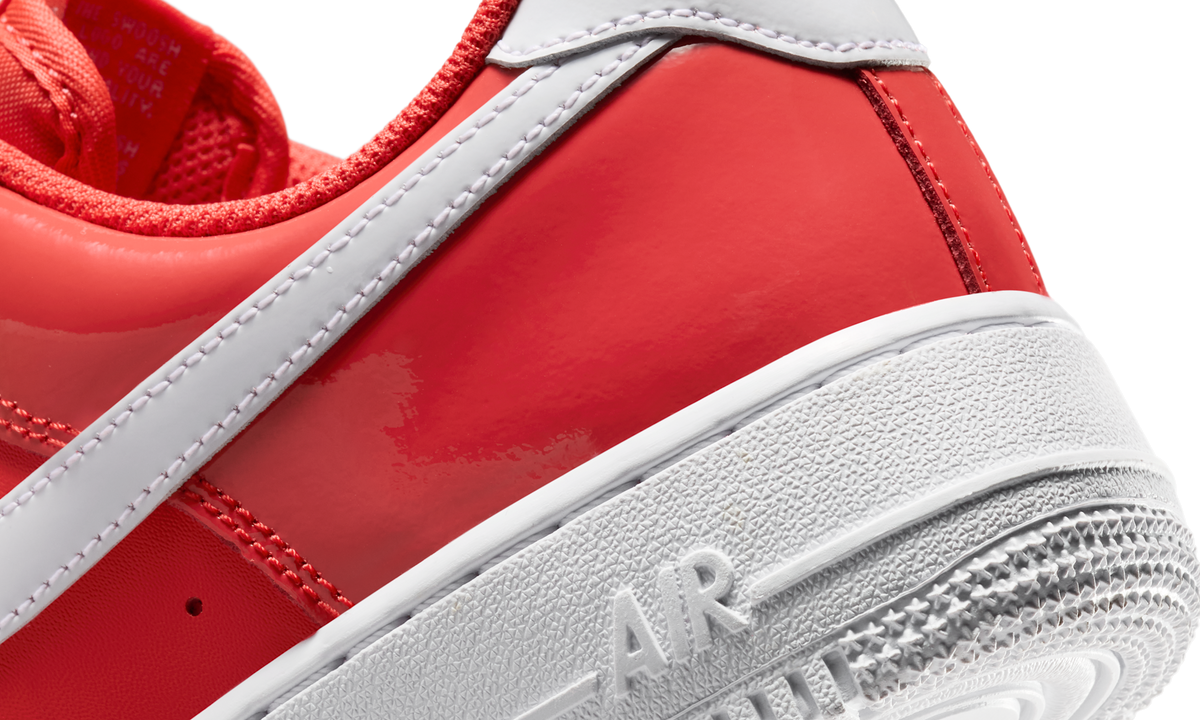 Overkicks - Nike Air Force 1 Low 07 Patent Light Crimson White (IR5450-600) - detalle