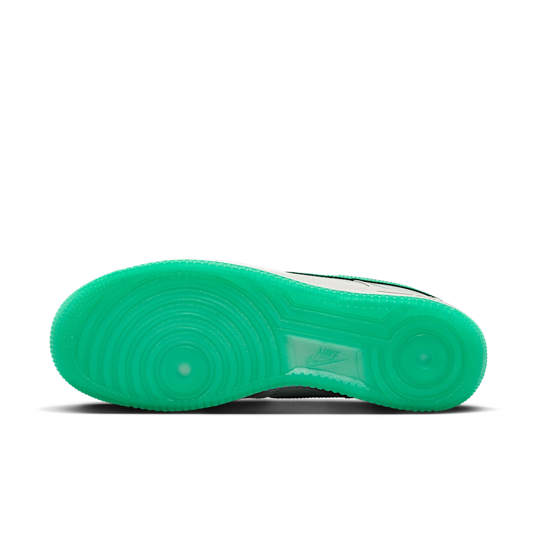 Overkicks - Nike Air Force 1 Low 07 Patent Platinum Tint Stadium Green (HF4864-094) - detalle suela