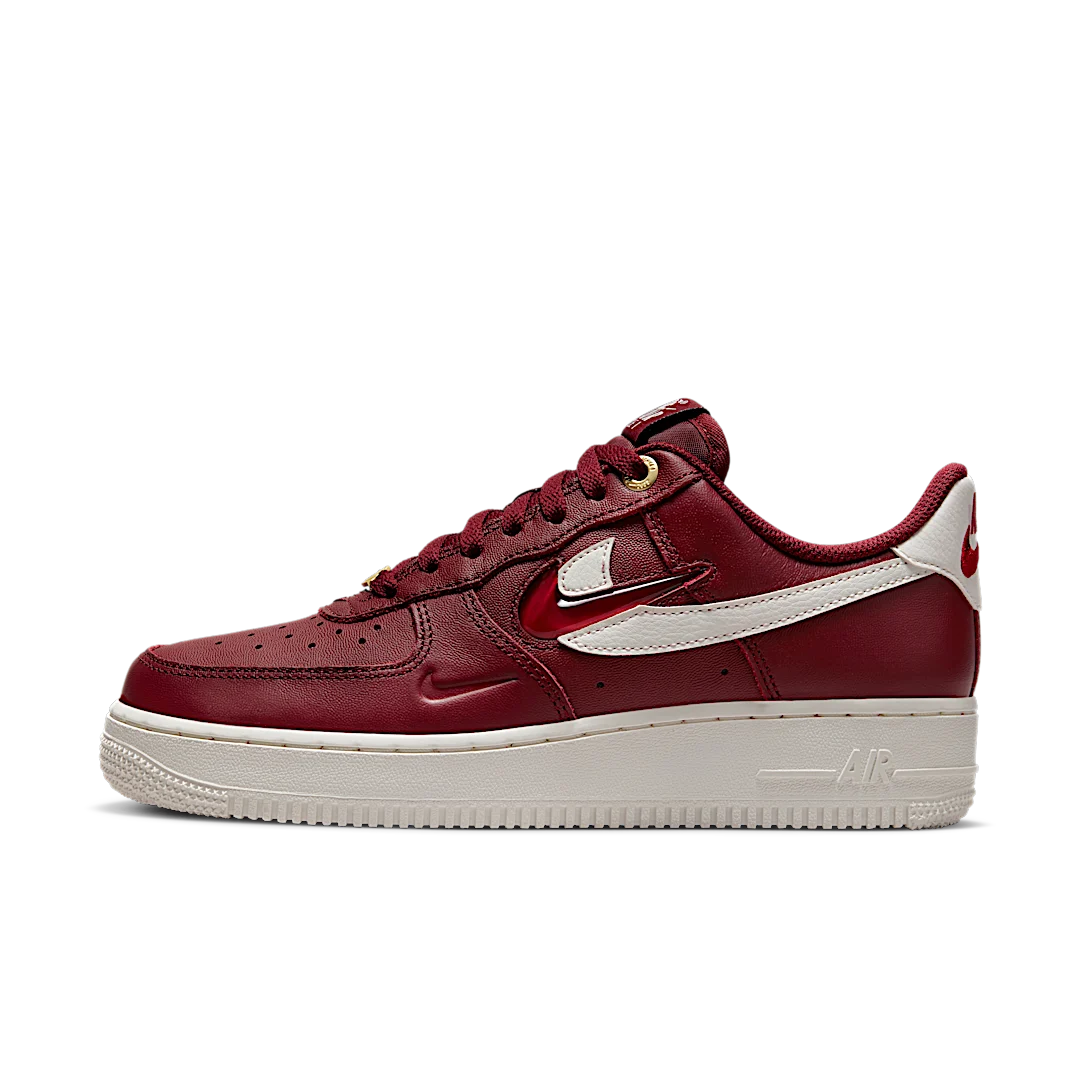 Overkicks - Nike Air Force 1 Low 07 Premium History Of Logos Team Red (DZ5616-600) - vista lateral
