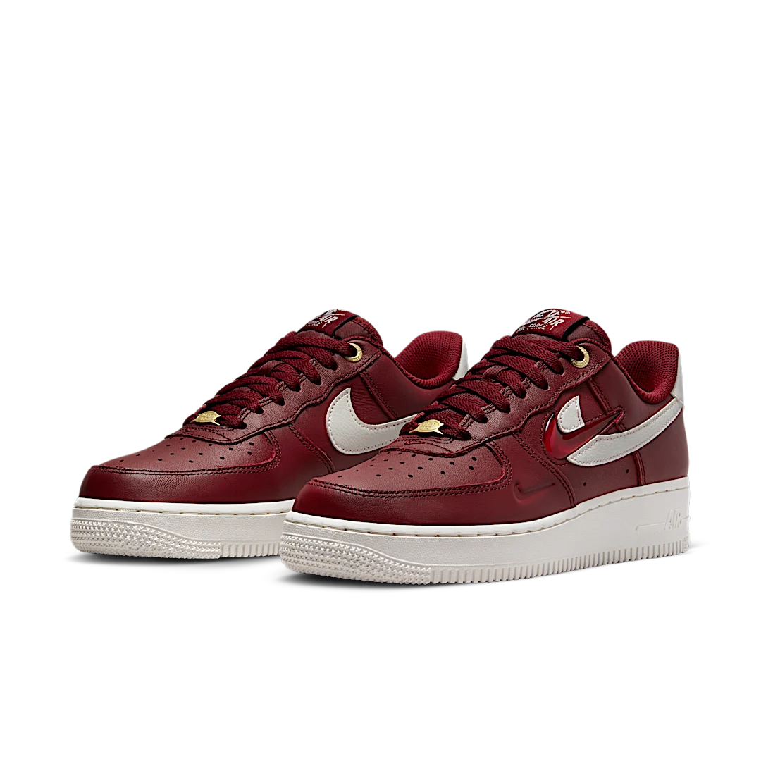 Overkicks - Nike Air Force 1 Low 07 Premium History Of Logos Team Red (DZ5616-600) - vista trasera