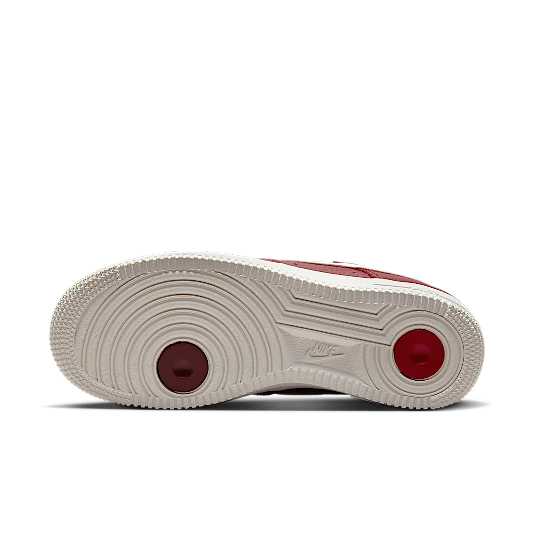 Overkicks - Nike Air Force 1 Low 07 Premium History Of Logos Team Red (DZ5616-600) - detalle suela