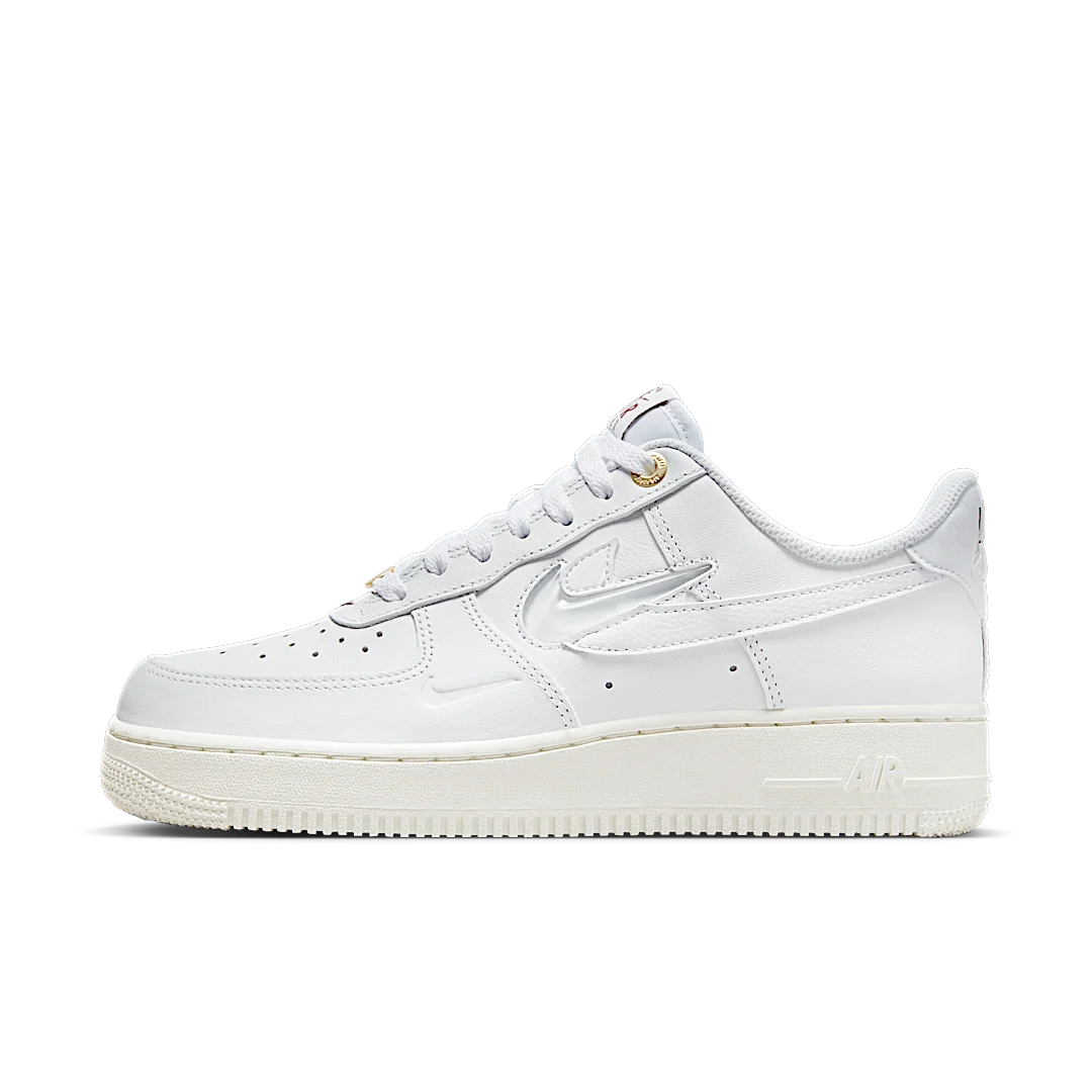Overkicks - Nike Air Force 1 Low 07 Premium History Of Logos White Sail (DZ5616-100) - vista lateral