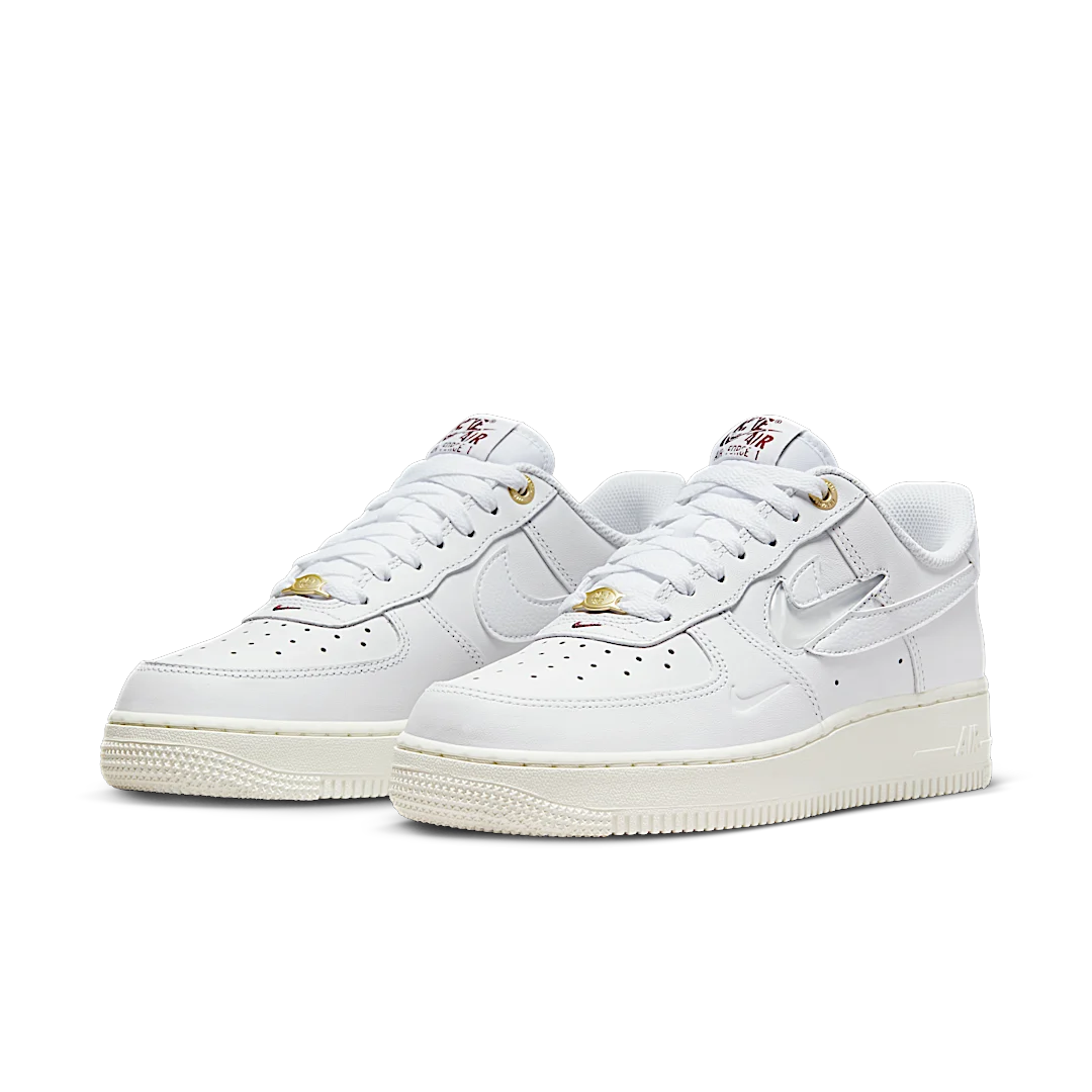 Overkicks - Nike Air Force 1 Low 07 Premium History Of Logos White Sail (DZ5616-100) - vista trasera