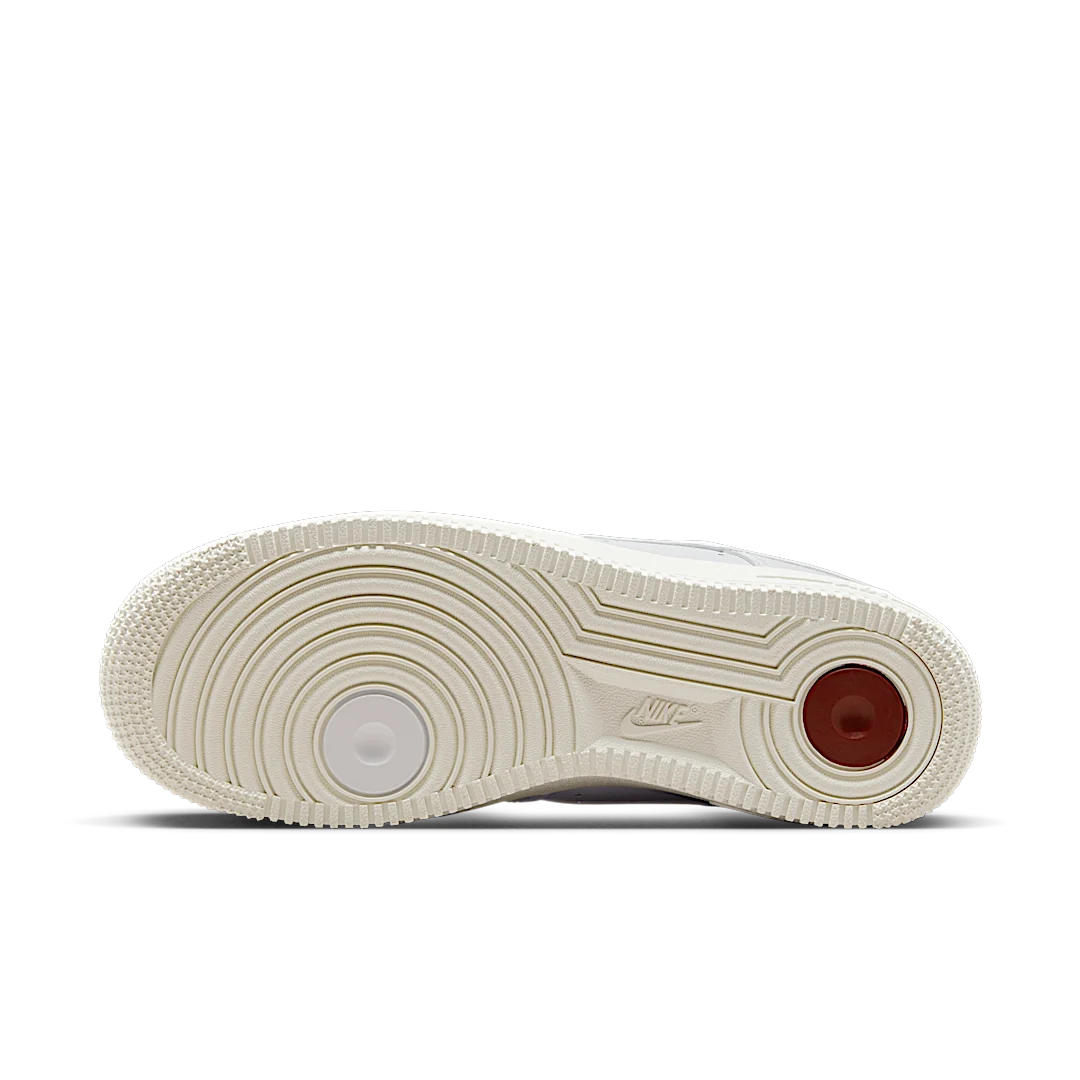 Overkicks - Nike Air Force 1 Low 07 Premium History Of Logos White Sail (DZ5616-100) - detalle suela