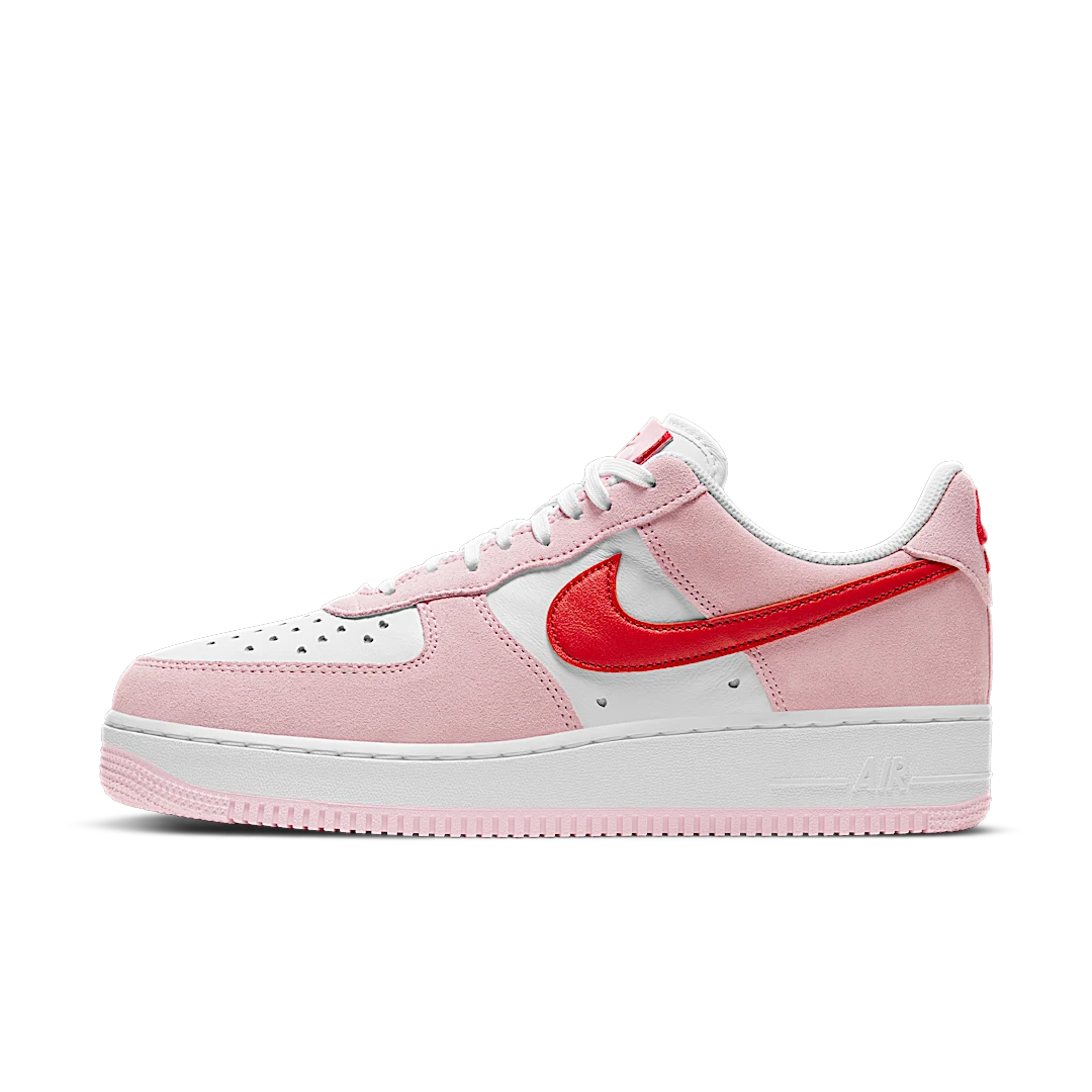 Overkicks - Nike Air Force 1 Low 07 QS Valentines Day Love Letter (DD3384-600) - vista lateral