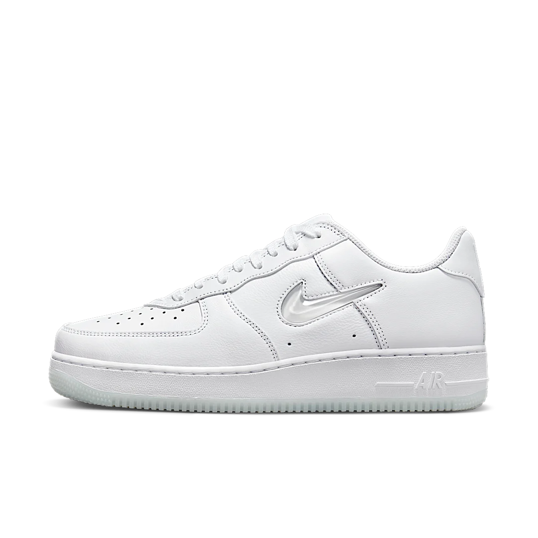 Overkicks - Nike Air Force 1 Low 07 Retro Color of the Month Jewel Swoosh Triple White (FN5924-100) - vista lateral